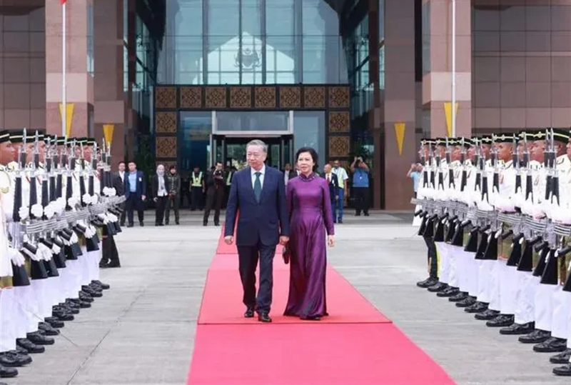Une cérémonie d'adieu pour le secrétaire général du Parti communiste du Vietnam To Lam et son épouse a eu lieu à l'aéroport international de Kuala Lumpur, en Malaisie. Photo : VNA.