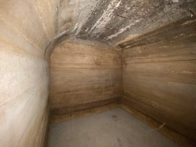 La paroi du tunnel a une épaisseur de 0,5 m pour assurer la sécurité en casd'attaque à la bombe. La paroi du tunnel a une épaisseur de 0,5 m pour assurer la sécurité en casd'attaque à la bombe.