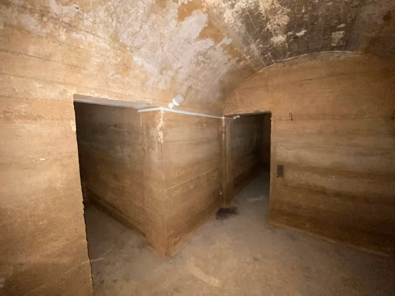 Le tunnel fait environ 30m2 avec 2 pièces. Le tunnel fait environ 30m2 avec 2 pièces.