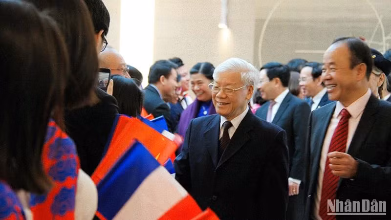 La communauté des Vietnamiens est heureuse d'accueillir le 25 mars 2018 la visite officielle du Secrétaire général Nguyên Phu Trong en France. Photo : nhandan.vn