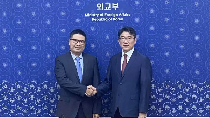 Le directeur du Département consulaire Doan Hoàng Minh (à gauche) et le directeur du Département de la sécurité consulaire du Ministère sud-coréen des Affaires étrangères, Yoon Chusok. Photo : baoquocte.vn