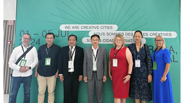 Le président du Comité populaire de la ville de Dà Lat, Dang Quang Tu (4e à partir de la gauche), a pris des photos souvenirs avec les maires des villes du réseau des villes créatives. Photo : baogialai.com