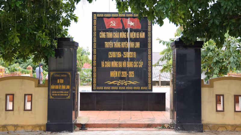 Le dos de la stèle du bunker du comité du Parti de la zone de Vinh Linh. Photo : nhandan.vn Le dos de la stèle du bunker du comité du Parti de la zone de Vinh Linh. Photo : nhandan.vn
