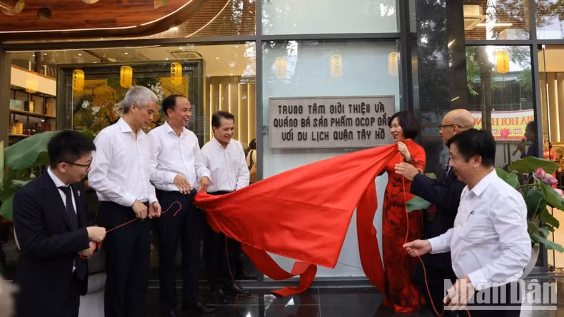 La cérémonie d'inauguration du centre de présentation et de promotion de produits OCOP, liés au tourisme de l’arrondissement de Tây Hô. Photo : nhandan.vn