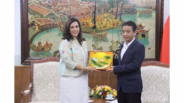 Le vice-ministre Hoang Dao Cuongde la Culture, des Sports et du Tourisme (à droite) a remis un souvenir à Mme Sapna Chadha, vice-présidente du groupe Google en charge de la région Asie-Pacifique. Photo : toquoc.vn