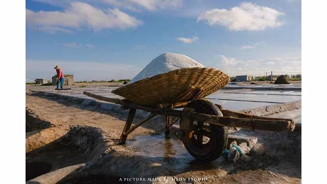 Le champ de sel de Bach Long est situé dans la commune de Bach Long, district de Giao Thuy, province de Nam Dinh. Photo : www.sgtiepthi.vn