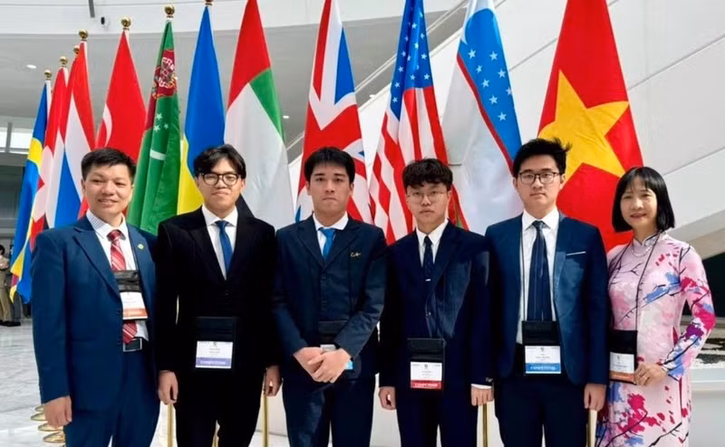 Des lycéens vietnamiens ont été décorés de médailles d’or et d’argent au Kazakhstan.. Photo : VNA