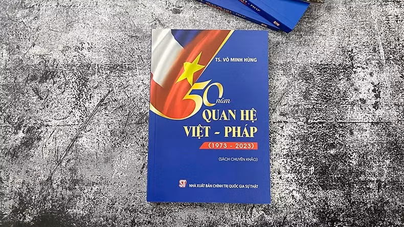 La couverture du livre « 50 ans de relations Vietnam-France (1973-2023) ». Photo : nhandan.vn