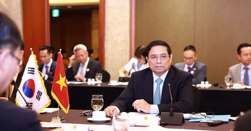 Le Premier ministre Pham Minh Chinh prend un déjeuner-débat avec des experts et des scientifiques sud-coréens dans le domaine des semi-conducteurs et de l'intelligence artificielle. Photo : VNA.