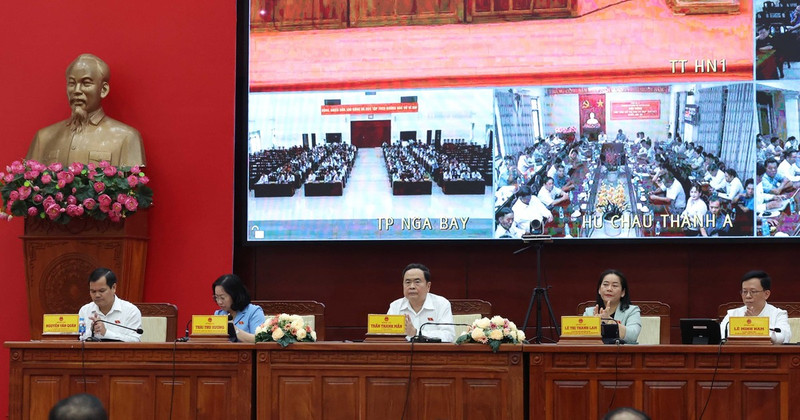 Le Président de l’AN Tran Thanh Man rencontre des électeuses à Hau Giang. Photo : VNA.