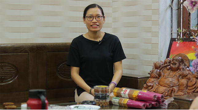 Mme Phuong présente le processus d’introduction des bâtonnets d’encens.Photo : Phuong Trang.