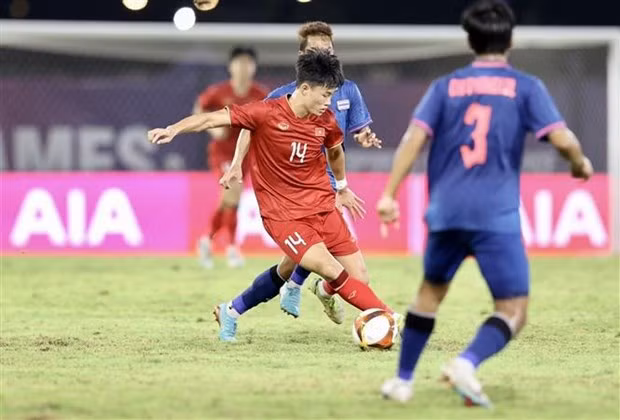 Le milieu de terrain du Vietnam, Nguyên Van Truong (maillot rouge, N°14). Photo : VNA.