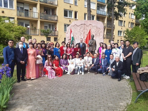 Lors de cérémonie d’offrande de fleurs à son monument dans la ville de Zalaegerszeg, afin de célébrer le 133e anniversaire du président Hô Chi Minh. Photo: VNA
