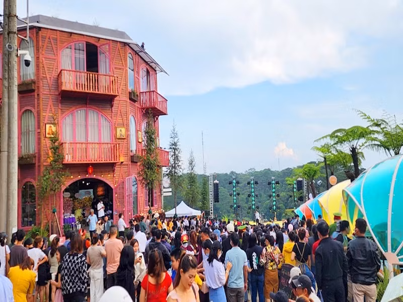 Lors des congés du 30 avril, Journée de la Libération du Sud et de la Réunification nationales, et du 1er mai, Journé internationale des travailleurs, Mang Den a accueilli de nombreux visiteurs. Photo: congluan.vn