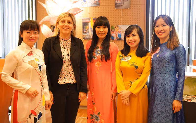 Un colloque sur l’ao dai en France ảnh 1