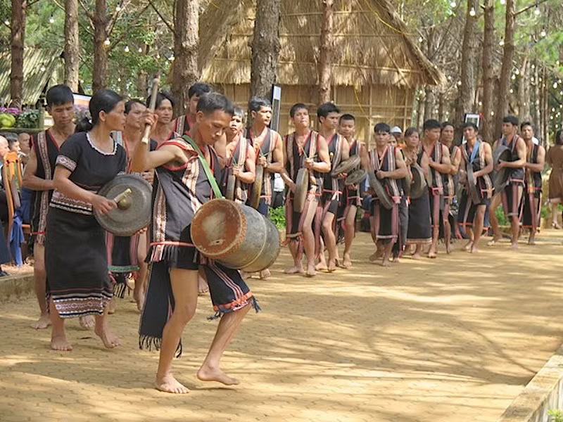 Un spectacle de gongs pour les touristes dans le district de Kon Plong. Photo : congluan.vn
