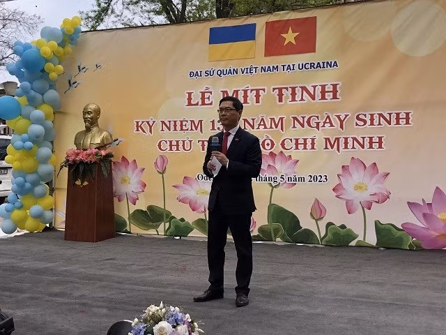 L'ambassadeur du Vietnam en Ukraine, Nguyen Hong Thach, prend la parole. Photo: thoidai