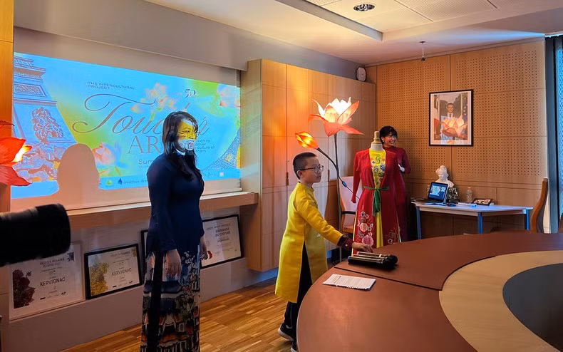 Kevin Nguyen, âgé de 12 ans, qui travaille depuis deux ans dans l’animation d’ateliers promouvant la culture vietnamienne dans de nombreuses écoles de la région de la Loire-Atlantique, raconte les histoires liées à l’ao dai. Photo : NDEL