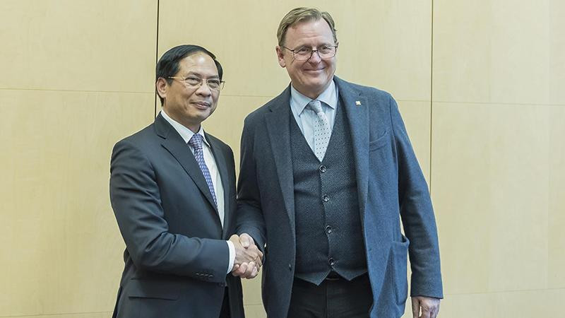 Le ministre vietnamien des Affaires étrangères, Bui Thanh Son (à gauche), et le gouverneur du Land de Thuringe, Bodo Ramelow.Photo: baoquocte.vn