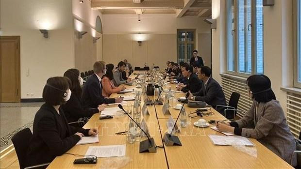 Lors de la séance de travail entre la délégation de la Commission juridique de l'Assemblée nationale du Vietnam et la présidente de la Commission de la justice et la représentante de la Commission de l'intérieur et du territoire du Bundestag allemand Elisabeth Winkelmeier-Berker le 26 septembre à Berlin. Photo : VNA