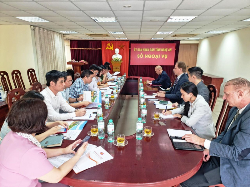 Lors de la séance de travail. Photo: ngoaivu.nghean.gov.vn