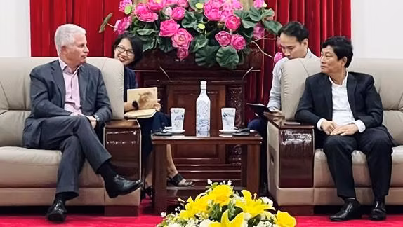 Le président du Comité populaire de Binh Duong, Vo Van Minh (à droite), et Charles R. Kaye, directeur général mondial de Warburg Pincus. Photo: qdnd.vn