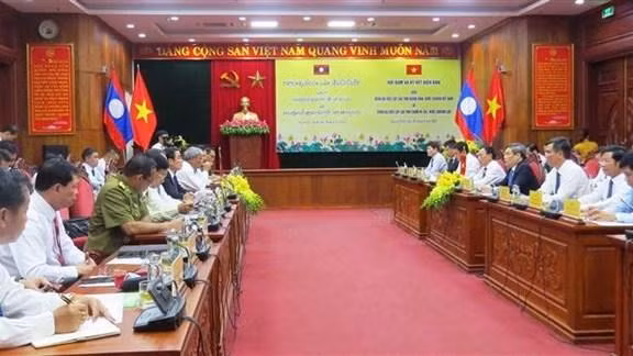 Entretien entre les provinces vietnamienne de Quang Binh et lao de Champassak dans la ville de Dông Hoi, le 26 septembre. Photo : VNA. 