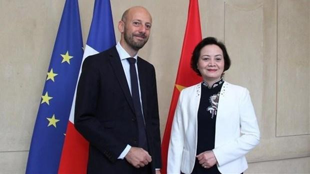 La ministre vietnamienne de l'Intérieur Pham Thi Thanh Tra (droite) et le ministre français de la Transformation et de la Fonction publiques, Stanislas Guerini. Photo:VNA
