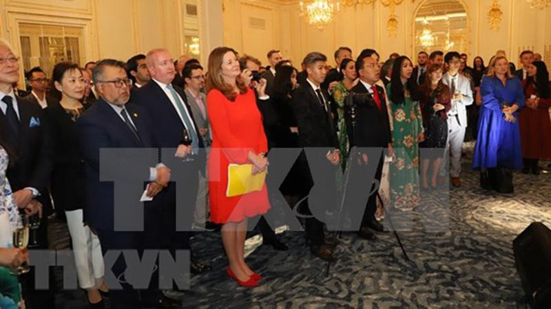 Lors de la rencontre le 26 septembre à Londres en l’honneur du 77eanniversaire de la Fête nationale du Vietnam. Photo: VNA
