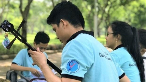 Chaque week-end, dans un petit coin du dortoir de l’Université nationale à Hô Chi Minh-Ville, un groupe de jeunes se rassemble pour interpréter des types de chants folkloriques du Sud. Photo : VOV.