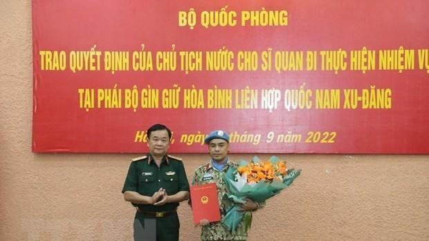 Le général de corps d'armée Hoàng Xuân Chiên (à gauche) remet la décision du président de la République au commandant Bui Van Nhung. Photo : VNA.