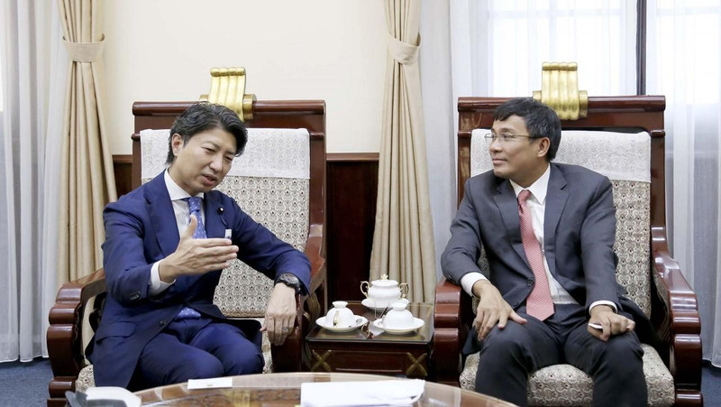 Le vice-ministre vietnamien des Affaires étrangères, Nguyên Minh Vu (à droite), et Aoyagi Yoichiro, membre de la Chambre des représentants du Japon et secrétaire général du comité d’organisation du Festival vietnamien à Tokyo au Japon. Photo : thoidai.com.vn