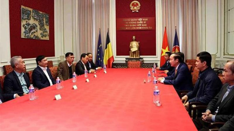 Lors de la séance de travail entre Trân Quôc Cuong, chef adjoint de la Commission des affaires intérieures du Comité central du Parti et l'ambassade du Vietnam à Bruxelles. Photo : VNA 