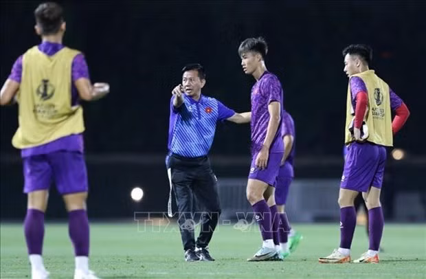 L'entraîneur Hoang Anh Tuan dirige une séance d'entraînement de l'équipe vietnamienne des moins de 23 ans au stade AL Erssal au Qatar. Photo : VFF/VNA
