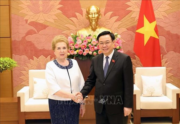 Le président de l’Assemblée nationale du Vietnam Vuong Dinh Huê et la première vice-présidente de l’Assemblée nationale hongroise Márta Mátrai, à Hanoi, le 16 avril. Photo : VNA.