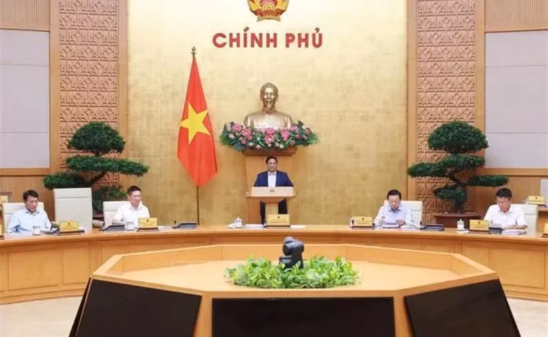 Le Premier ministre Pham Minh Chinh (centre) s’exprime lors de la réunion ordinaire du gouvernement, à Hanoi, le 9 novembre. Photo: VNA