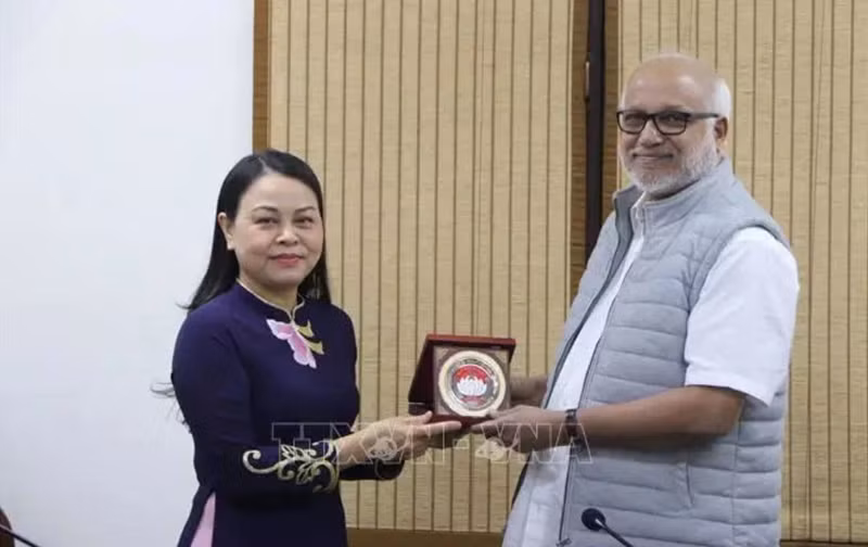 La vice-présidente et secrétaire générale du comité central du Front de la Patrie du Vietnam, Nguyên Thi Thu Hà et le chef du comité des affaires extérieures du Parti communiste d’Inde marxiste (CPI-M), Mariam Alexander Baby. Photo : VNA