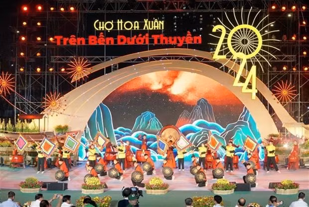 Lors de l'ouverture du marché aux fleurs de printemps au quai de Binh Dong, dans le 8e arrondissement. Photo : VNA.