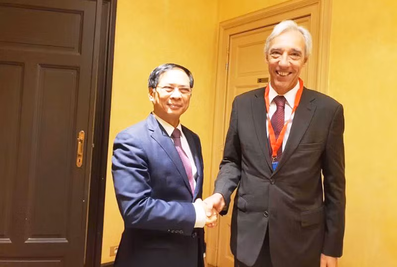 Le ministre vietnamien des Affaires étrangères, Bui Thanh Son (à gauche), et son homologue portugais, João Gomes Cravinho. Photo : baoquocte