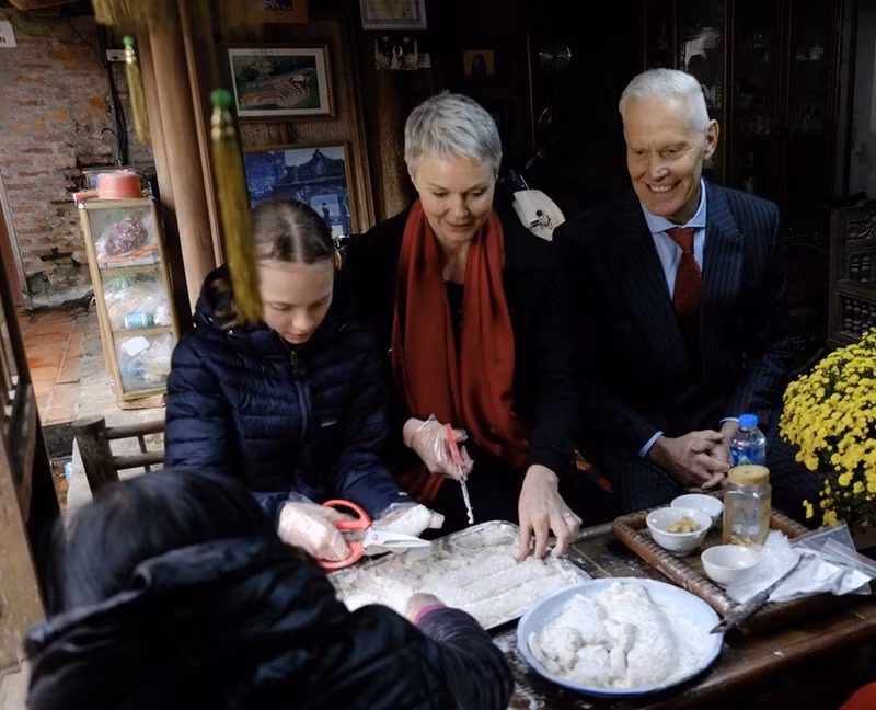 L'ambassadrice de Norvège au Vietnam, Hilde Solbakken, et sa famille participent à la préparation du chè lam, une sorte de bonbon de riz gluant aromatisé au gingembre, une spécialité du Têt vietnamien, et ont visité d’anciennes maisons. Photo : baoquocte.vn L'ambassadrice de Norvège au Vietnam, Hilde Solbakken, et sa famille participent à la préparation du chè lam, une sorte de bonbon de riz gluant aromatisé au gingembre, une spécialité du Têt vietnamien, et ont visité d’anciennes maisons. Photo : baoquocte.vn