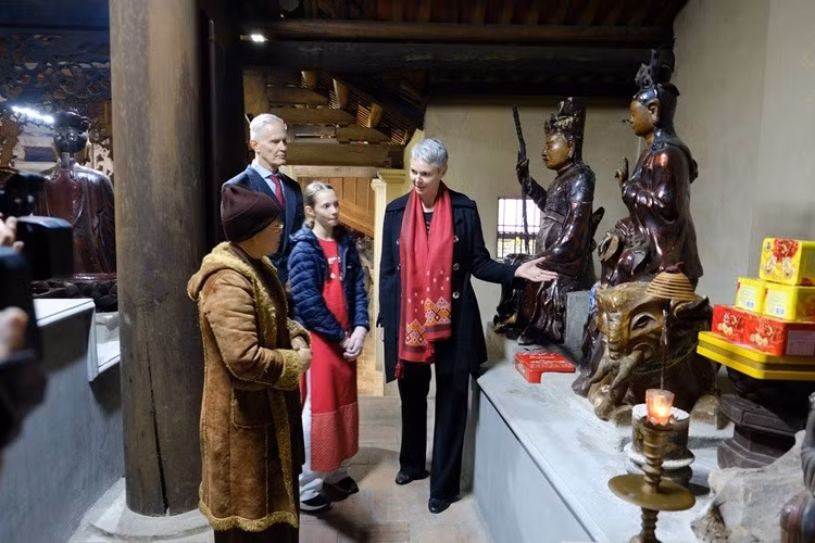 L'ambassadrice de Norvège au Vietnam, Hilde Solbakken, et son mari se sont déclarés impressionnés par la pagode de Mia. Photo : baoquocte.vn L'ambassadrice de Norvège au Vietnam, Hilde Solbakken, et son mari se sont déclarés impressionnés par la pagode de Mia. Photo : baoquocte.vn