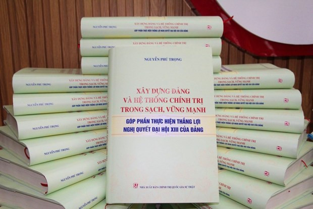 Le livre «Xây dựng Đảng và hệ thống chính trị trong sạch, vững mạnh, góp phần thực hiện thắng lợi Nghị quyết Đại hội XIII của Đảng» (Edifier un Parti et un système politique transparents et solides, contribuant à la mise en œuvre réussie de la Résolution du 13e Congrès national du Parti). Photo: nhandan.vn