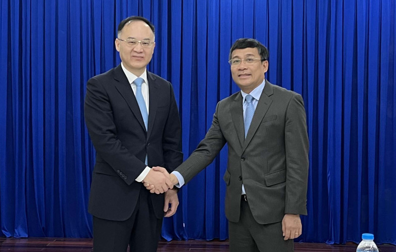 Le vice-ministre des Affaires étrangères et secrétaire général du Comité de pilotage de la coopération bilatérale Vietnam - Chine, Nguyên Minh Vu (à droite), et l’assistant du ministre chinois des Affaires étrangères et secrétaire général du Comité de pilotage de la coopération bilatérale Chine — Vietnam, Nong Rong. Photo : baoquocte