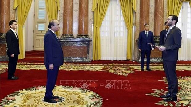 Le Président du Vietnam, Nguyên Xuân Phuc (à gauche) et l’ambassadeur du Royaume-Uni Iain Frew. Photo : VNA.