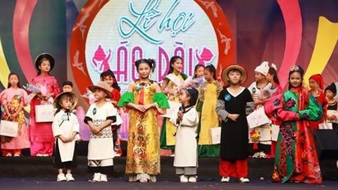 Des mannequins enfants interprètent six collections d'ao dài des designers réputés du pays. Photo : VNA