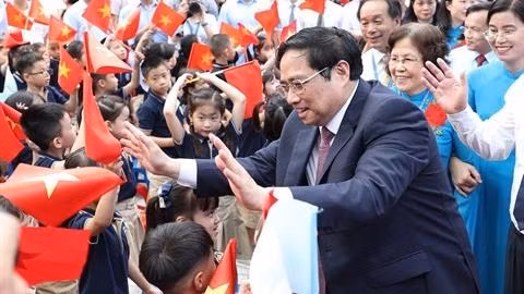 Le Premier ministre Pham Minh Chinh assiste à la rentrée des classes de l'école primaire Đoàn Thị Điểm, dans l’arrondissement de Nam Tu Liêm, à Hanoï. Photo : VNA