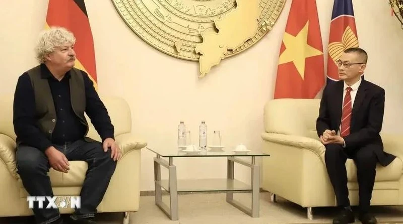 L'ambassadeur du Vietnam en Allemagne, Vu Quang Minh (droite), et le membre du présidium fédéral du Parti communiste allemand et président du Parti à Berlin, Stefan Natke. Photo : VNA.