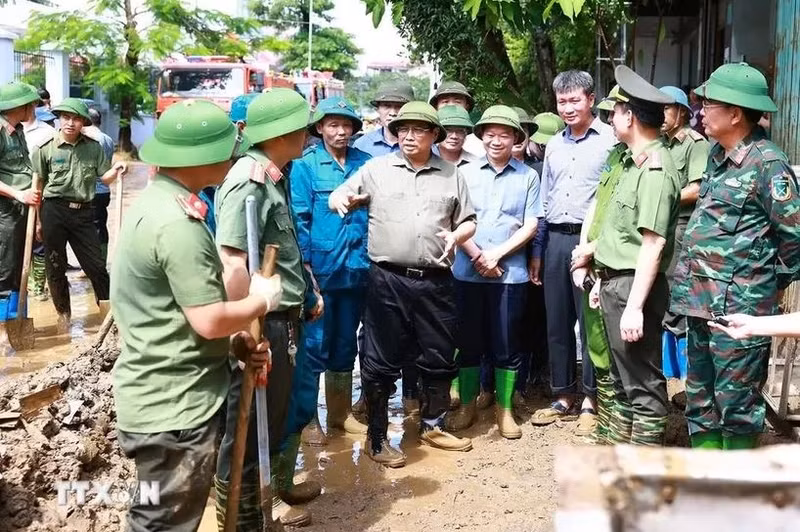 Le Premier ministre vietnamien Pham Minh Chinh inspecte la réparation des dégâts du typhon Yagi dans la ville d'Yên Bai. au Nord du VietnamPhoto : VNA.