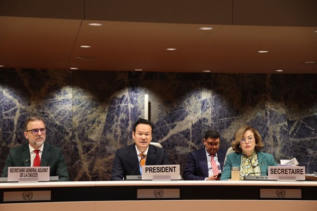 L’ambassadeur Mai Phan Dung préside la 14e session de la Commission de l’investissement, des entreprises et du développement de la CNUCED. Photo: VNA