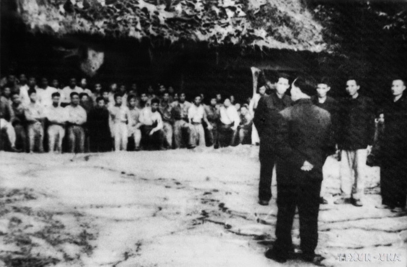 Le général Vo Nguyen Giap assigne des tâches de combat aux unités au Poste de commandement de la campagne de Dien Bien Phu. Photo : VNA